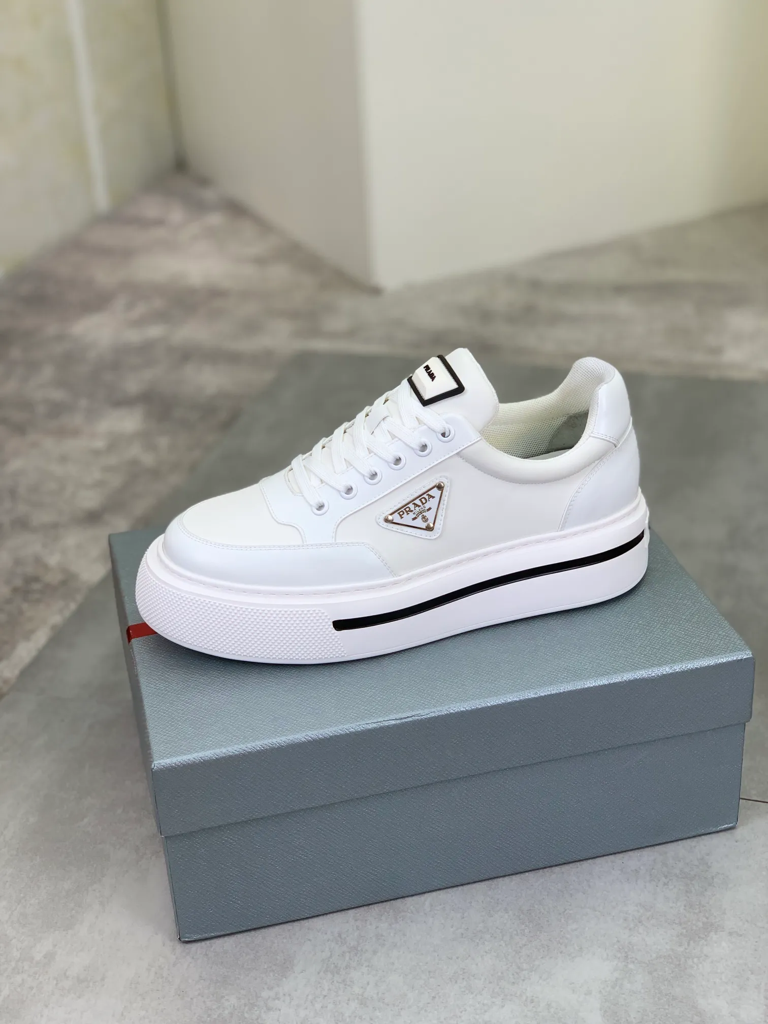 Men's shoes 💰P580 new (higher version) new models are available at PRADA counters simultaneously, new men's shoes, 😘 fabrics are selected from original calfskin. First layer of imported silk cowhide lining. The original version is awesome! 👍🏿Original open-molded non-slip PU outsole, with exquisite lines, simple and elegant, super comfortable and classy on foot, suitable for leisure travel. Code number: 38 to 44 (45 customized) 4️⃣ colors available